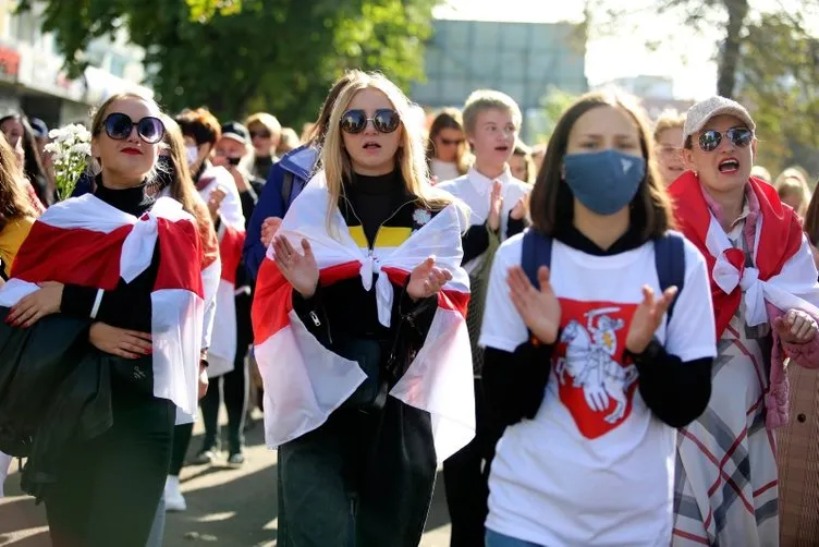 Belarus’ta kadınlar sokağa çıktı! Kırmızı beyaz bayraklarla...