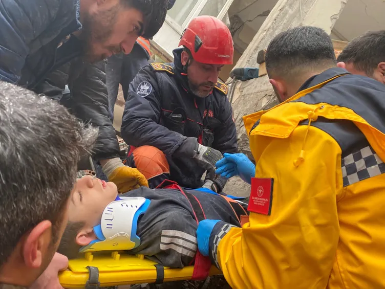 Son dakika: Deprem sonrası enkazdan böyle çıkarıldılar! Türkiye’yi ağlatan görüntüler!