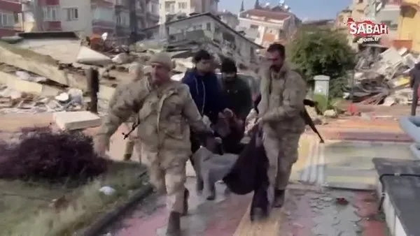 Hatay Antakya'da yıkılan binaların enkazlarından yaklaşık 30 saat sonra 5 kişi sağ çıkarıldı | Video