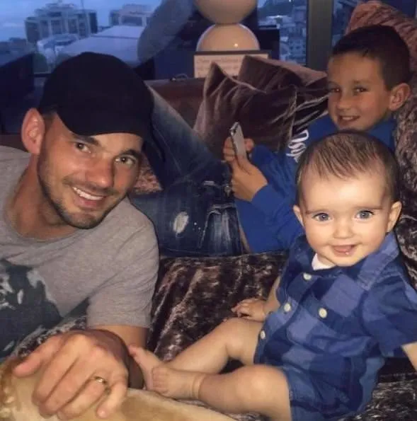Minik Sneijder anne ve babasını geçti