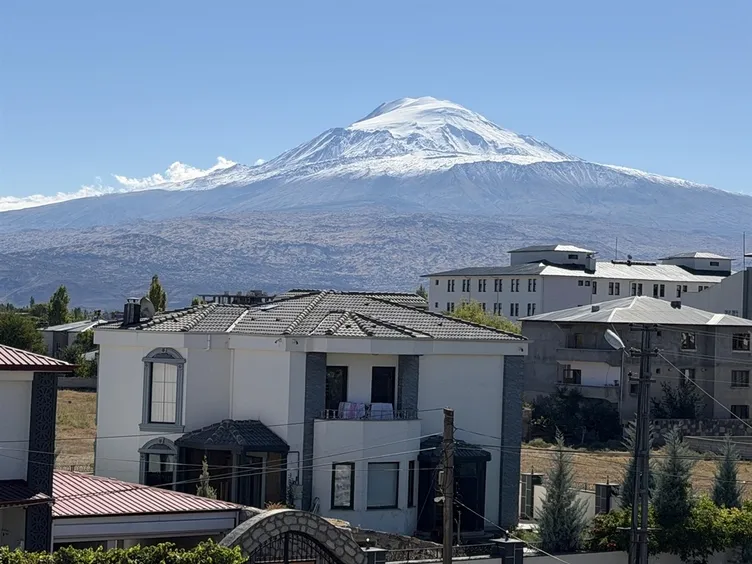 Doğu’da kış erken geldi! Ağrı Dağı ve Kars’ın zirveleri kar yağışıyla beyaza kaplandı