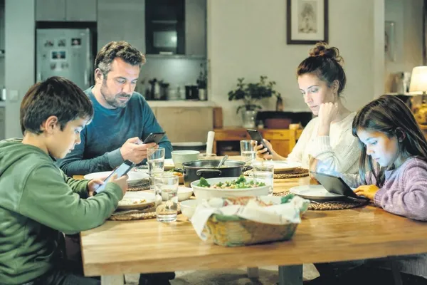 sofrada-telefon-var-sohbet-yok-1790343291952.jpeg