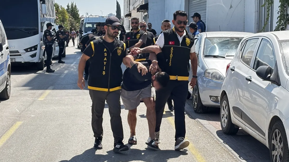 Adana'da sokak ortasındaki cinayette korkunç detaylar: Sevgilisini öldüren adam karısıyla kaçmaya çalıştı! haber görseli