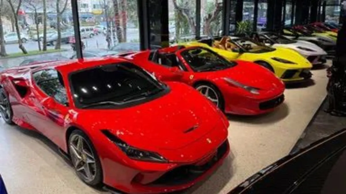 Boş galeriye vurgun iddiasında yeni gelişme! Polisler galeride kalan araçları dışarı çıkardı Boş galeriye vurgun iddiasında yeni gelişme! Polisler galeride kalan araçları dışarı çıkardı