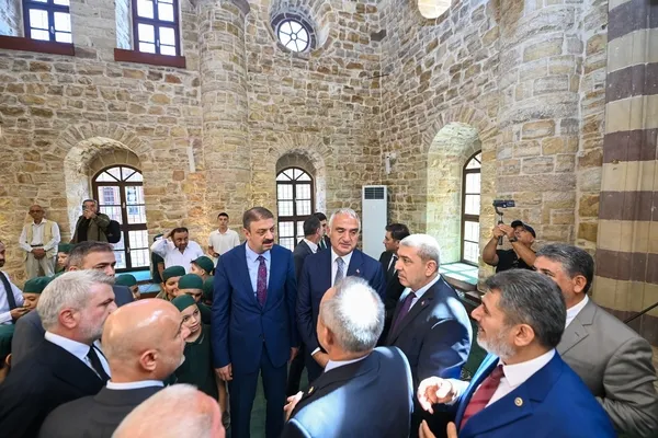 kahramanmarasin-tarihi-mirasi-yeniden-ayaga-kalkti-bakan-ersoy-5-camiyi-ibadete-kahramanmaras-kalesini-ziyaret-1789558351072.jpeg