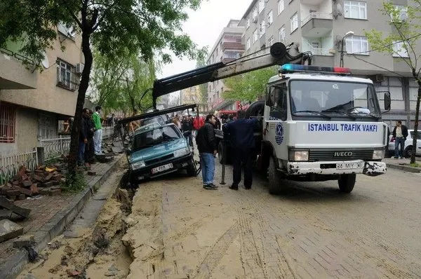 Yol araçları yuttu