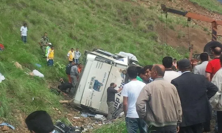 Erzurum’da yolcu otobüsü devrildi