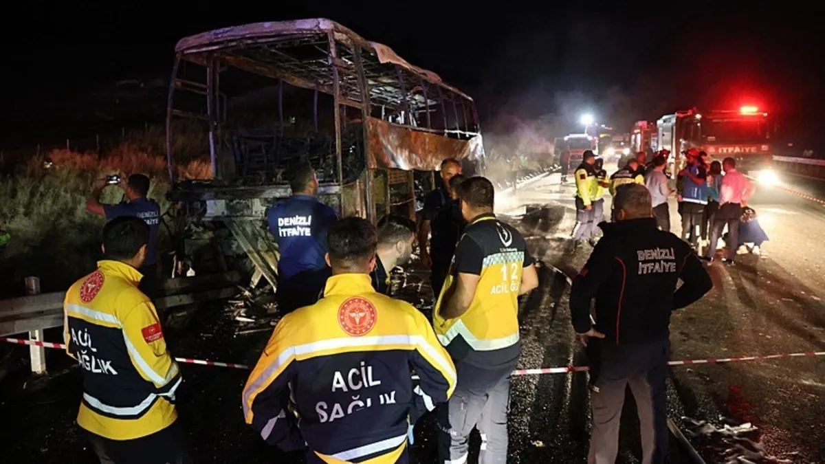 Bariyerlere çarpan yolcu otobüsü alev aldı: 7 ölü, 1’i ağır 33 yaralı Bariyerlere çarpan yolcu otobüsü alev aldı: 7 ölü, 1’i ağır 33 yaralı