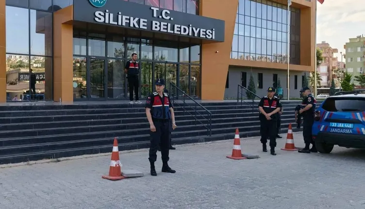 SON DAKİKA | Silifke’de rüşvet paraları belediye logolu kolilerde taşındı! Mustafa Turgut 1,5 milyonluk konserden 3 milyon indirmiş