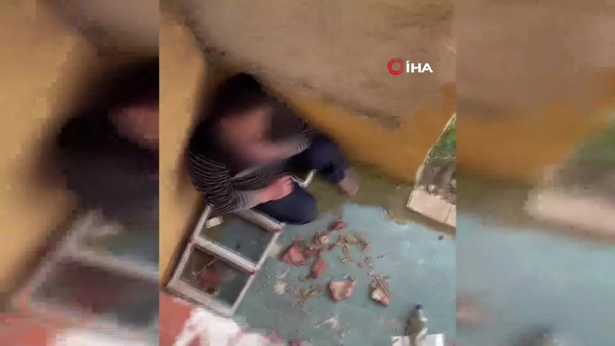 54 suç kaydı bulunan şüphelinin çatıda yakalandığı anlar kamerada | Video videosunu izle 54 suç kaydı bulunan şüphelinin çatıda yakalandığı anlar kamerada | Video videosunu izle