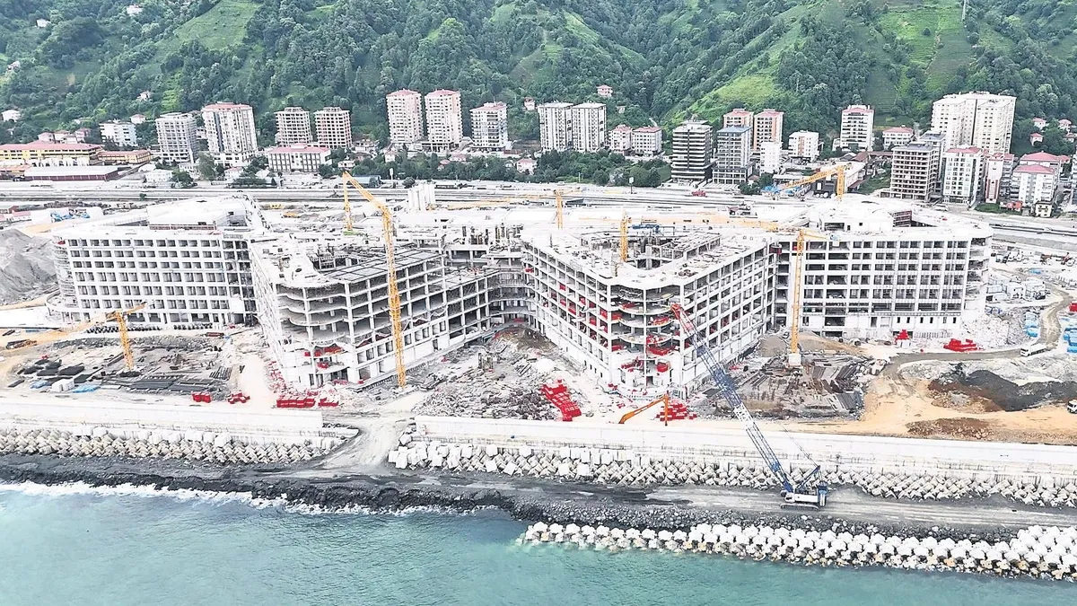 Rize Şehir Hastanesi'nin inşaat alanından bir görünüm.