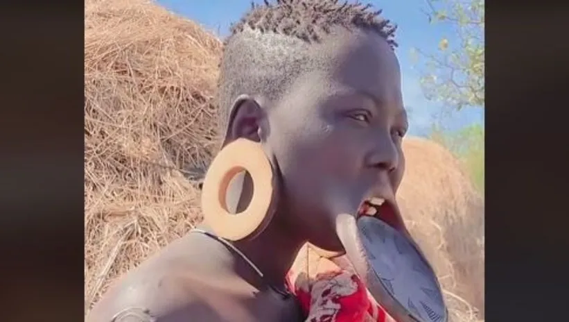 Sosyal medyada viral oldu! Afrika’da dudak plakaları böyle takılıyormuş: Bunu yapan kadınlar...