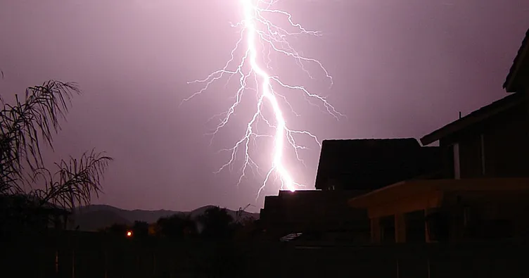 Hindistan’da yıldırım insanların üzerine düştü: Ölü ve yaralılar var