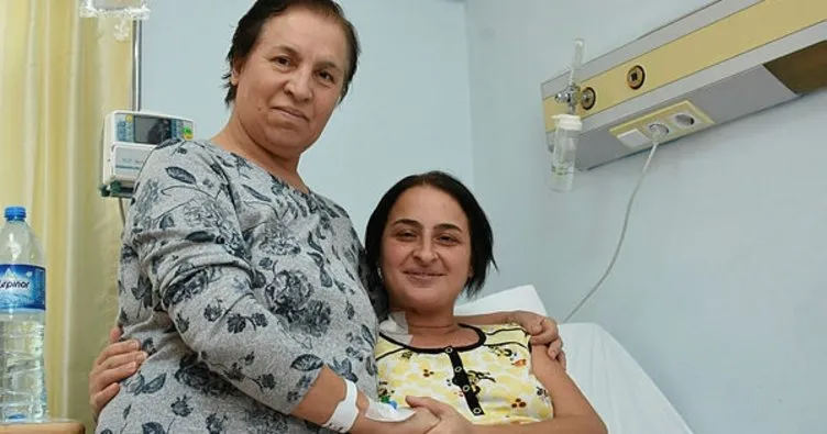 60 yaşındaki anne böbreğini vererek kızını hayata bağladı