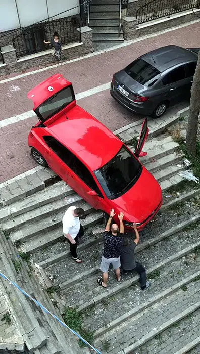 Merdivenlerde asılı kaldı: Vatandaşlar gözlerine inanamadı!