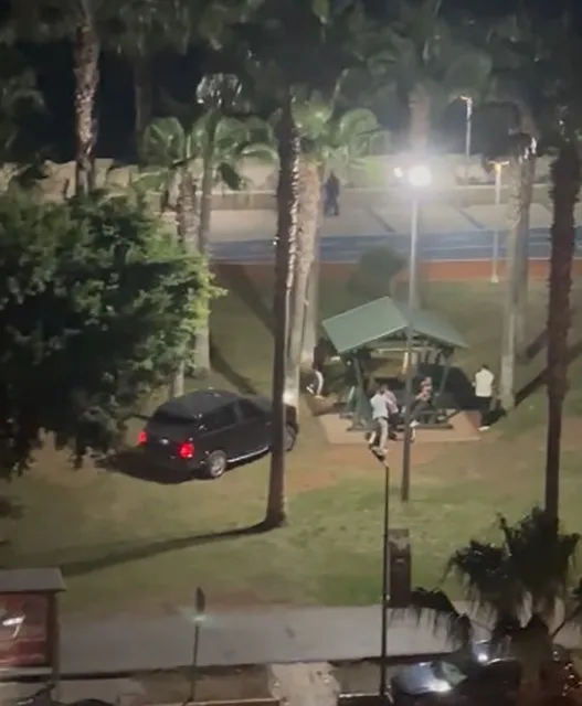 Aracını insanların üzerine sürdü: Silah sesinin de yükseldiği anlar kameralara yansıdı!