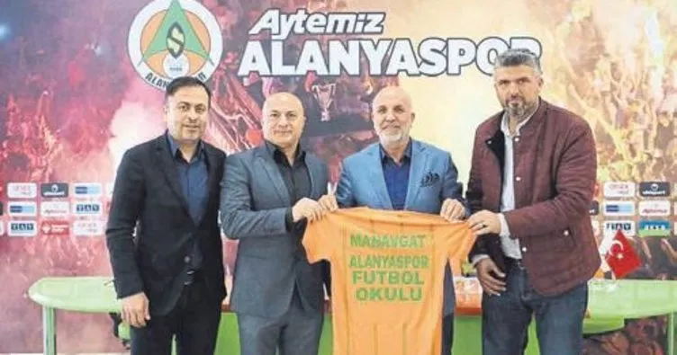 Alanyaspor futbol okulu büyüyor