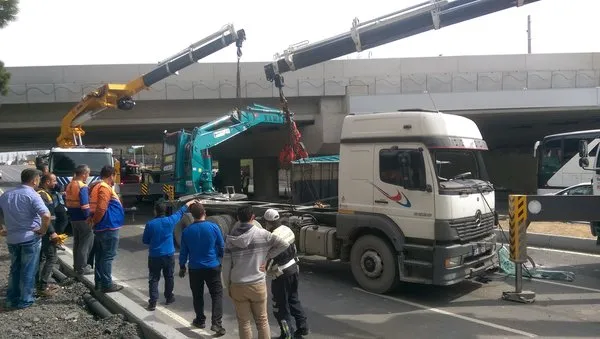 Bakırköy'de vinç üst geçide çarptı