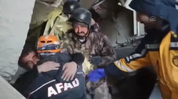 afad-16-yasinda-yerlikaya-afad-sadece-bir-kurum-degil-kara-gun-dostudur-1765977294064.jpg
