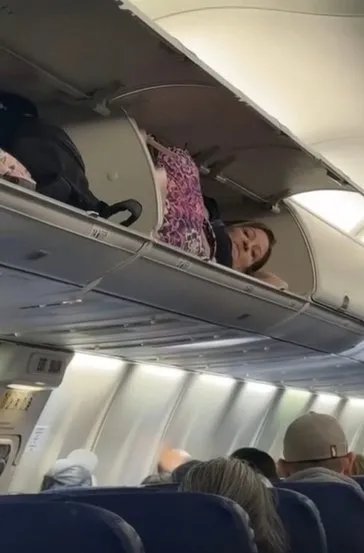 Uçaktaki görüntüler şoke etti! Kabin bagajına valizini değil kendini koydu...