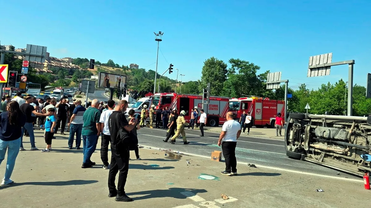 Kağıthane'de ambulans ile motosikletin çarpıştığı kaza sonrası devrilmiş ambulans görüntüsü