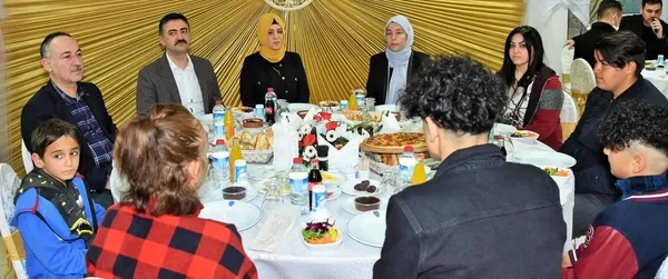 dunya-yetimler-gununde-yetim-cocuklar-iftarda-bir-araya-geldi-1650133426045.jpeg