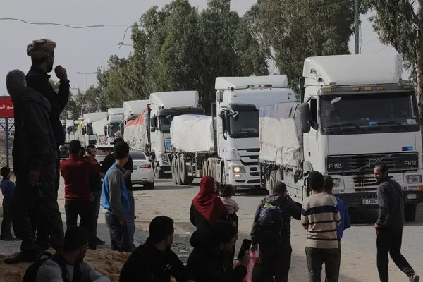 İsrail’den Gazze’de fitne oyunu! Ebu Şebab’a silah verip yardım tırlarını yağmalattı