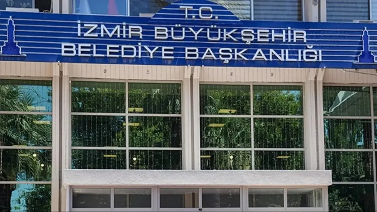 İzmir Büyükşehir Belediye binası ve siyasi hareketlilik