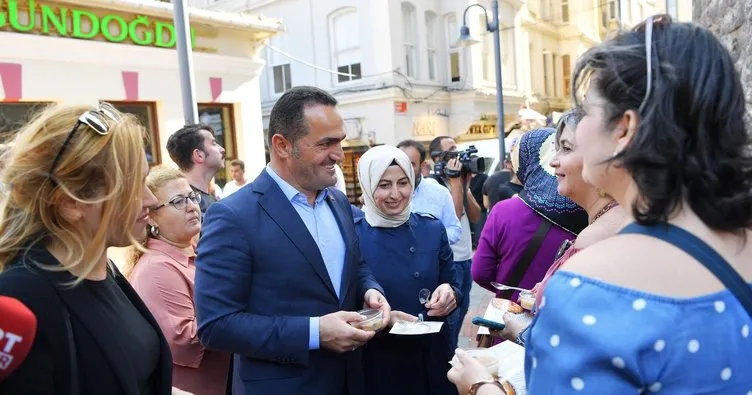 Beyoğlu Belediye Başkanı Haydar Ali Yıldız vatandaşlara aşure dağıttı