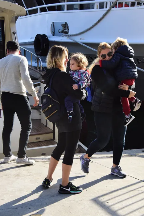 Pınar Sabancı çocuklarını parka tekneyle götürüyor