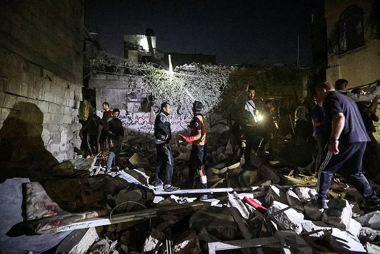 Katil İsrail Gazze’de yine bir okulu vurdu! Çok sayıda Filistinli hayatını kaybetti
