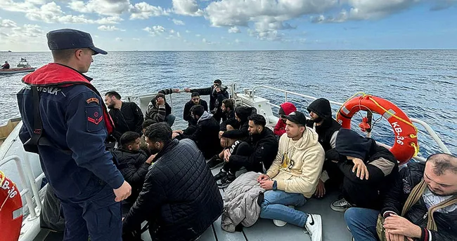 Muğla açıklarında 14 düzensiz göçmen kurtarıldı Muğla açıklarında 14 düzensiz göçmen kurtarıldı