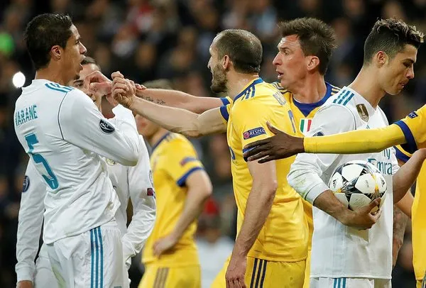 Yarı finalde ortalık karıştı! Buffon hakemin üzerine yürüdü