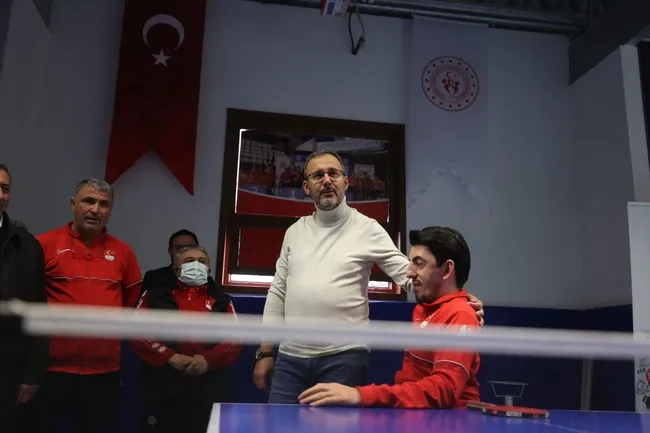 bakan-kasapoglundan-dunya-engelliler-gununde-masa-teniscilere-surpriz-ziyaret-1670079591365.jpeg Bakan Kasapoğlu’ndan Dünya Engelliler Günü’nde masa tenisçilere sürpriz ziyaret