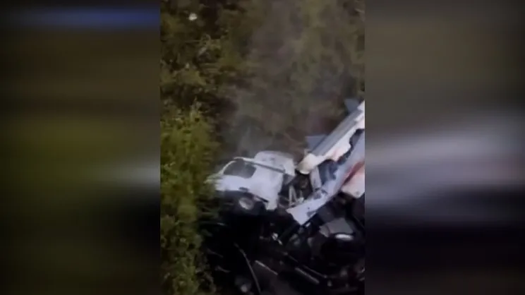 İngiltere’de bariyerleri aşan TIR köprüden düştü