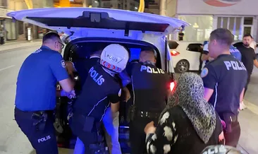 Aksaray’da ilginç anlar: Biri oynayarak diğeri zorla gözaltına alındı! #aksaray