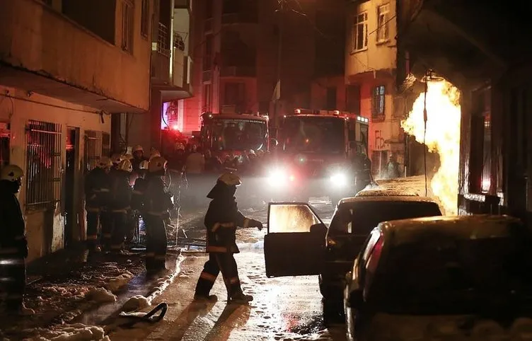 İstanbul’da park halindeki 5 araç yandı