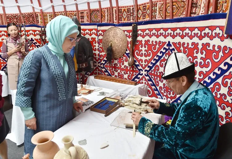 Emine Erdoğan, Kazakistan’da etnik köy ziyaret etti!