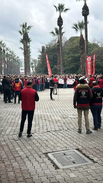 İzmir’de hayatı durduran maaş krizi! On binlerce işçi iş bırakıp sokaklara döküldü