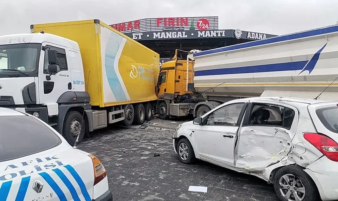 Kayseri’de feci kaza: TIR, 5 aracı biçti: 9 yaralı!