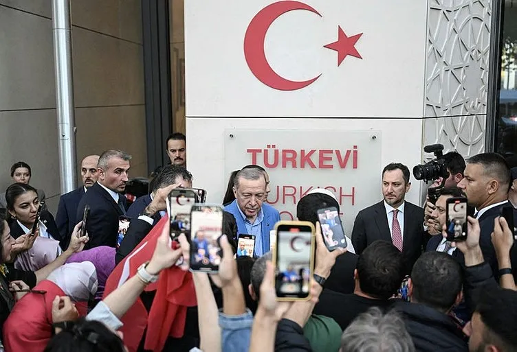 ABD’ye giden Başkan Erdoğan’a New York’ta sevgi seli! İnsanlar Türkevi’ne akın etti