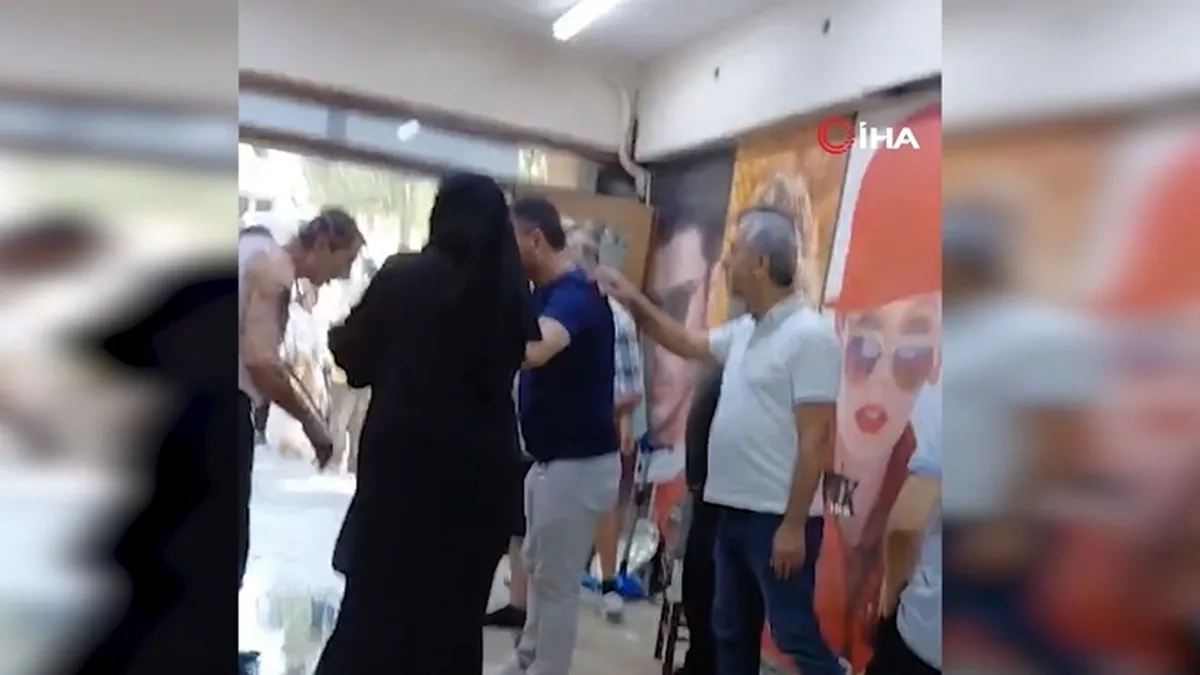 Bursa'da bir işhanında kimyasal madde patlaması sonucu yaralanan kişilere müdahale ediliyor.