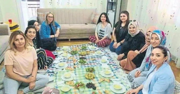 Öğrencilere iftar sofrası hazırladı