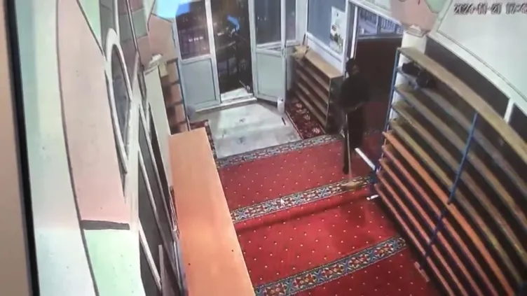 Eli bıçaklı saldırgan camide müezzin ve cemaate dehşeti yaşattı: Buraya kimseyi sokmayacağım…