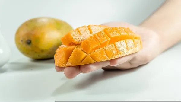 adina-meyvelerin-krali-deniyor-duzenli-yediginizde-vucuttaki-c-vitaminini-fulluyor-1664000712870.jpg