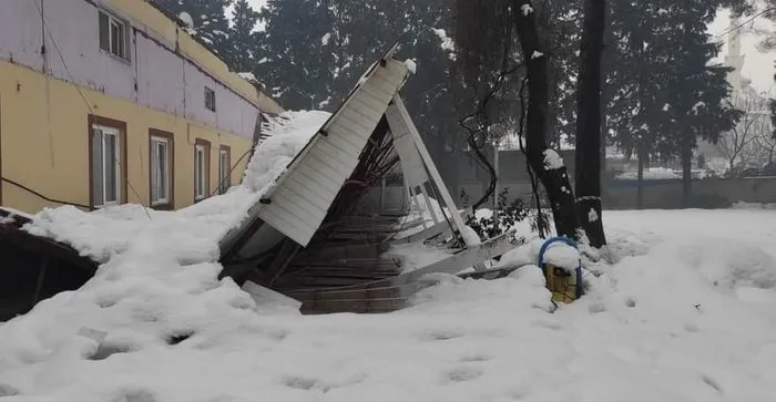 Kahramanmaraş’ta kar nedeniyle çatılar çöktü