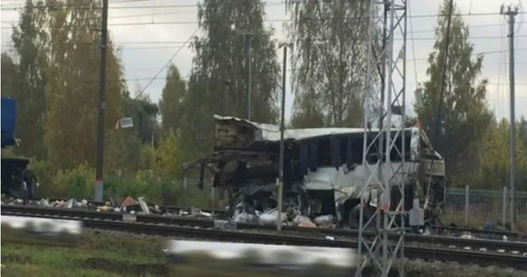 Rusya’da tren-otobüs çarpışmasında en az 19 kişi öldü