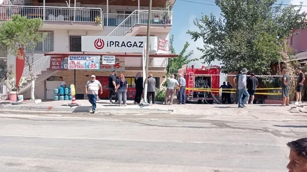 denizlide-korkutan-patlama-bahce-temizligi-icin-yakilan-ates-kontrolden-cikti-ev-tup-deposunu-alevler-sardi-1785403041889.jpg