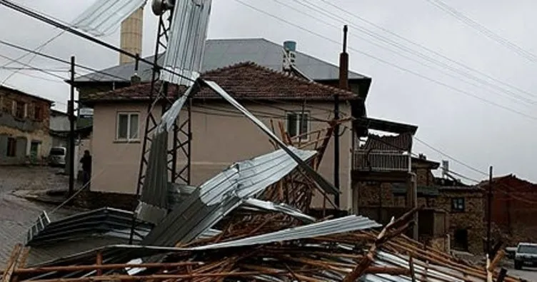 Konya’da şiddetli rüzgar çatıları uçurdu