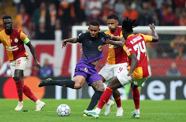 son-dakika-galatasaray-ikinci-yarida-yikildi-barcelonaya-4-golle-kaybeti-1791925134055.jpg